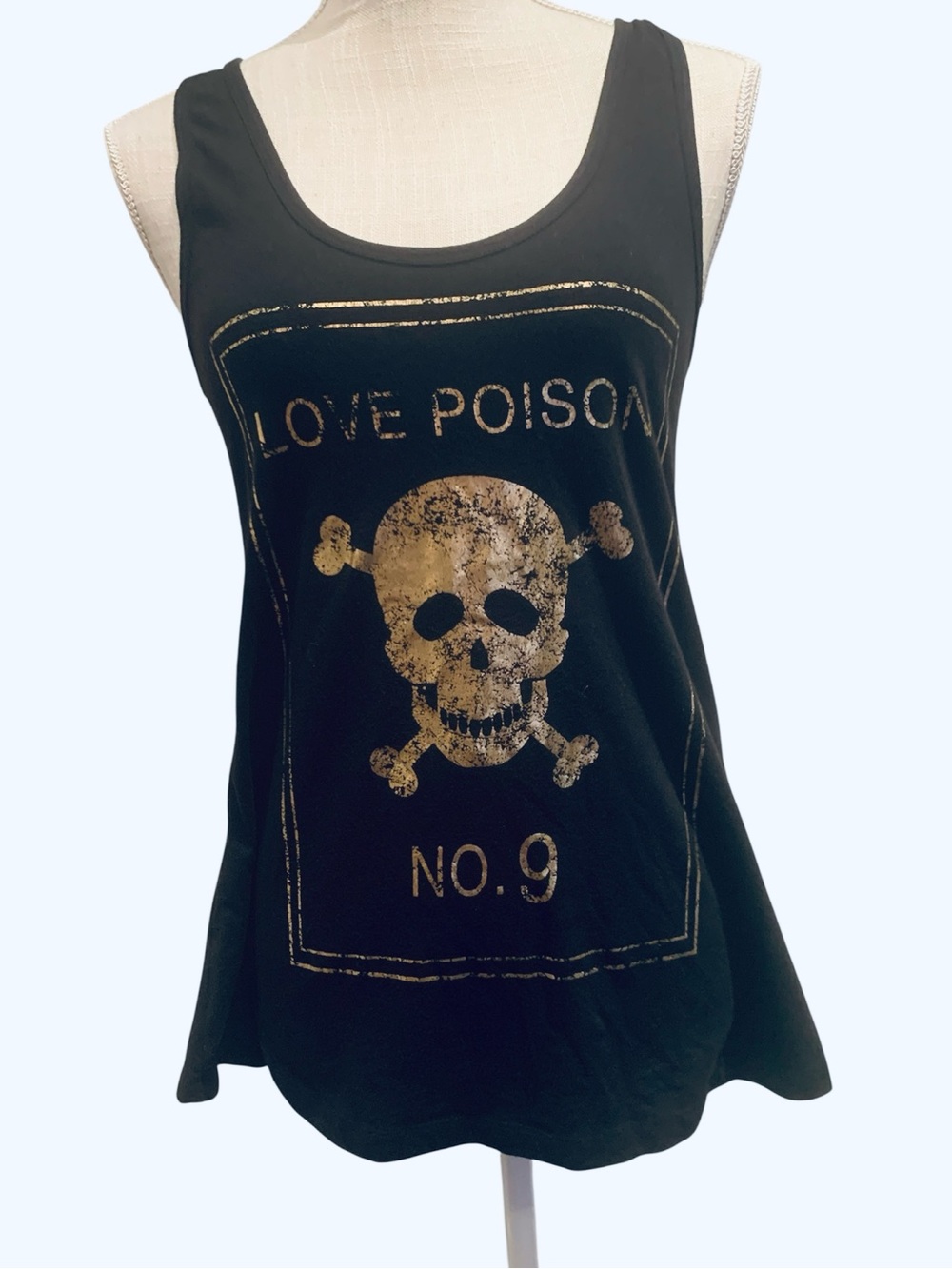 🌹EAGLE DESIGN🌹NWT! GOLD FOIL SKULL/CROSSBONES TANK. EXCELLENT CONDITION.